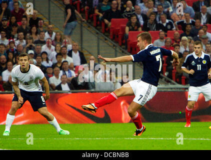 London, UK. 14. August 2013. Schottlands James Morrison Partituren zum 1-0 während der internationalen match zwischen England und Schottland, von Wembley Stadium, London. Bildnachweis: Aktion Plus Sport/Alamy Live-Nachrichten Stockfoto