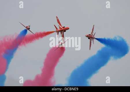 Die Roten Pfeile der RAF führen ihr erstaunliches Break-Manöver aus Stockfoto