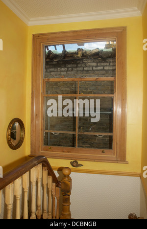 Bewusst von Nachbars Bauherren/Gerüstbauer/Abriss Teamarbeit direkt vor Haus/Fenster Stockfoto