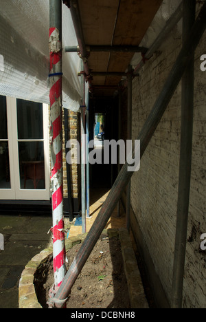 Bewusst von Nachbars Bauherren/Gerüstbauer/Abriss Teamarbeit direkt vor Haus/Fenster Stockfoto