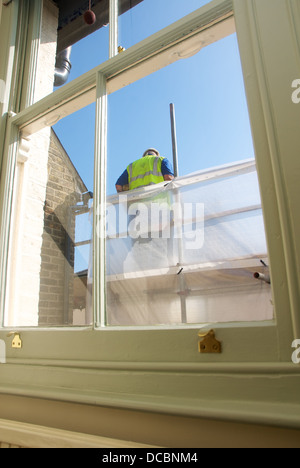 Bewusst von Nachbars Bauherren/Gerüstbauer/Abriss Teamarbeit direkt vor Haus/Fenster Stockfoto