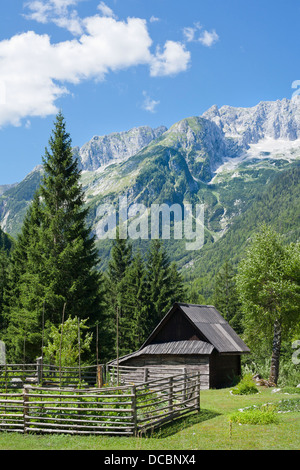 Malerische Aussicht mit eingezäunten Garten, Haus und Bergen im Hinterhof. Slowenischen Alpen. Trenta Tal. Stockfoto