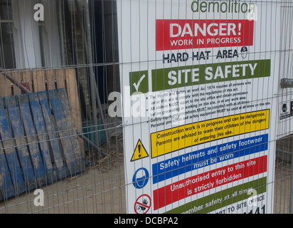 Warnzeichen bei der Einreise in einen Abriss-Baustelle gesehen. Stockfoto