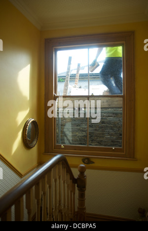 Bewusst von Nachbars Bauherren/Gerüstbauer/Abriss Teamarbeit direkt vor Haus/Fenster Stockfoto