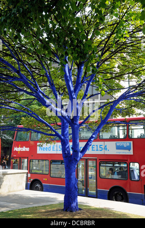 Blaue Bäume gemalt von Konstantin Dimopoulos australische Künstler, markieren Sie die Abholzung der Weltstadt London Stockfoto