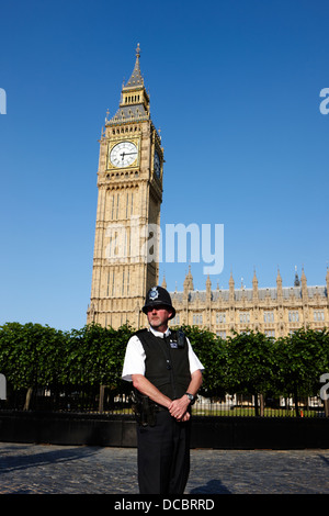 britische Polizeibüro bewachen den Houses of Parliament London England UK Stockfoto