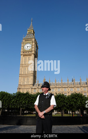 britische Polizeibüro bewachen den Houses of Parliament London England UK Stockfoto