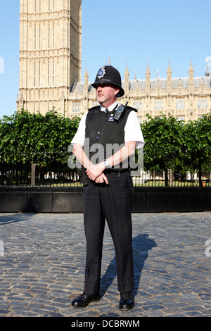 britische Polizeibüro bewachen den Houses of Parliament London England UK Stockfoto