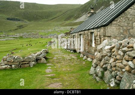 Ferienhäuser in der Dorfstraße, Hirta, St. Kilda, äußeren Hebriden, Schottland, Vereinigtes Königreich Stockfoto