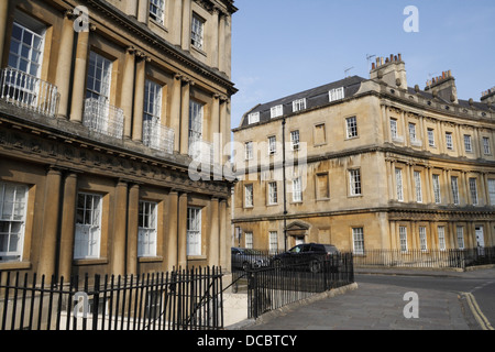 Georgianische Häuser auf dem Circus Crescent in Bath England, Großbritannien, Epoche Properties. Denkmalgeschütztes Gebäude der Klasse I Stockfoto