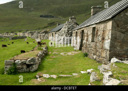 Ferienhäuser in der Dorfstraße, Hirta, St. Kilda, äußeren Hebriden, Schottland, Vereinigtes Königreich Stockfoto