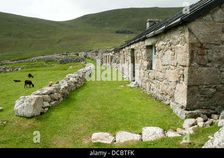 Ferienhäuser in der Dorfstraße, Hirta, St. Kilda, äußeren Hebriden, Schottland, Vereinigtes Königreich Stockfoto