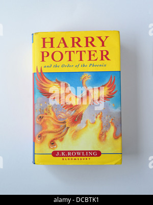 J.K.Rowling ist "Harry Potter und der Orden des Phönix" Buch, Surrey, England, Vereinigtes Königreich Stockfoto