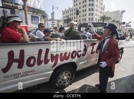 14. August 2013 - arbeitet Los Angeles, Kalifornien, USA - ehemaligen Beverly Hills Greeter GREGG DONOVAN am Hollywood Boulevard in der Nähe von Hollywood und Highland. Donovan war 11 Jahre als Beverly Hills offizielle Greeter vor Entlassung als die Rezession getroffen. Heute arbeitet er für ein Tour-Bus-Unternehmen. (Kredit-Bild: © Ringo Chiu/ZUMAPRESS.com) Stockfoto