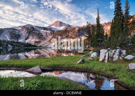 Zunächst auf NE Oregon Eagle Cap in Mirror Lake in der Eagle Cap Wildnis und Wallowa Bergkette reflektierenden Licht. Stockfoto