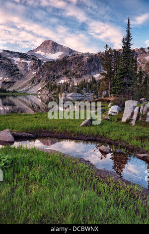 Zunächst auf NE Oregon Eagle Cap in Mirror Lake in der Eagle Cap Wildnis und Wallowa Bergkette reflektierenden Licht. Stockfoto