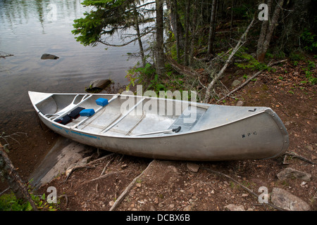 Kanu auf dem Ufer von Tobin Hafen, Isle Royale National Park, Michigan, Vereinigte Staaten von Amerika gezogen Stockfoto