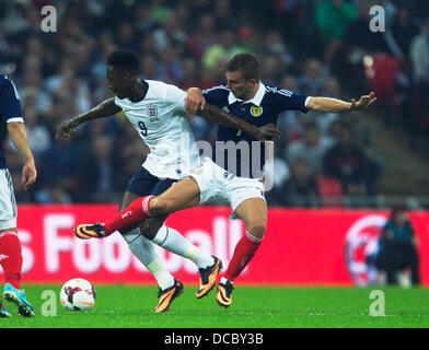 London, UK. 14. August 2013. Englands Danny Welbeck hält aus Schottlands James Morrison während der internationalen match zwischen England und Schottland, von Wembley Stadium, London. © Aktion Plus Sport/Alamy Live-Nachrichten Stockfoto