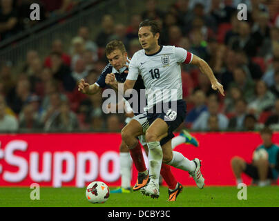 London, UK. 14. August 2013. Englands Frank Lampard hält aus Schottlands James Morrison während der internationalen match zwischen England und Schottland, von Wembley Stadium, London. © Aktion Plus Sport/Alamy Live-Nachrichten Stockfoto