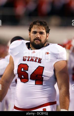 North Carolina State Wolfpack guard Andrew Wallace (64) an der Seitenlinie gegen die Virginia Cavaliers während der vierten Gentechnik Stockfoto