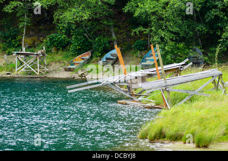 Kochen Sie, Washington.  Wenig weiß Lachs National Fish Hatchery Native American Angeln Plattformen auf Drano See Stockfoto