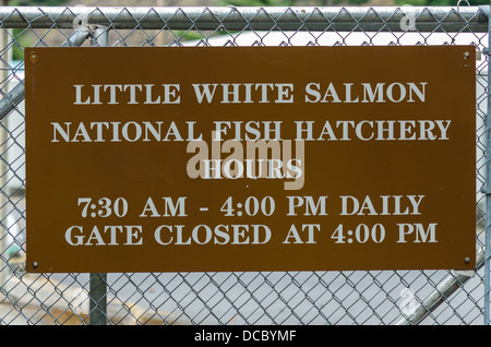 Kochen Sie, Washington.  Kleines White Salmon National Fish Hatchery Schild am Eingang der Brüterei Stockfoto