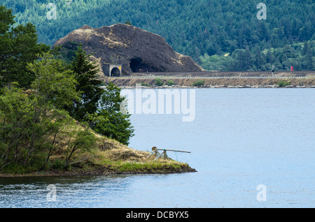 Kochen Sie, Washington.  Wenig weiß Lachs National Fish Hatchery Native American Angeln Plattformen auf Drano See Stockfoto