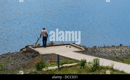 Kochen Sie, Washington.  Wenig weiß Lachs National Fish Hatchery Native American Fischer in der Nähe von Drano See Stockfoto