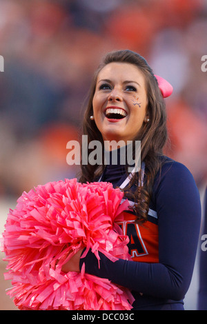 Virginia Cavaliers Cheerleader lacht an der Seitenlinie während des vierten Quartals gegen die North Carolina State Wolfpack am Stockfoto