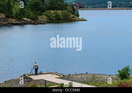 Kochen Sie, Washington.  Wenig weiß Lachs National Fish Hatchery Native American Fischer in der Nähe von Drano See Stockfoto