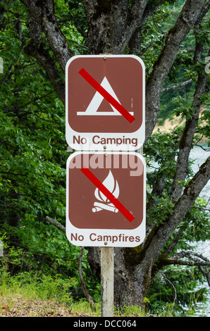 Kochen Sie, Washington.  Kleine weiße Lachs National Fish Hatchery Warnzeichen nicht camping kein Lagerfeuer Stockfoto