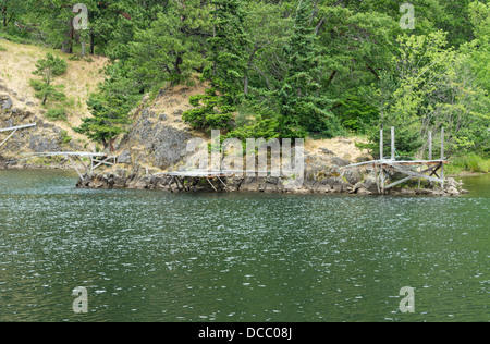 Kochen Sie, Washington.  Wenig weiß Lachs National Fish Hatchery Native American Angeln Plattformen auf Drano See Stockfoto