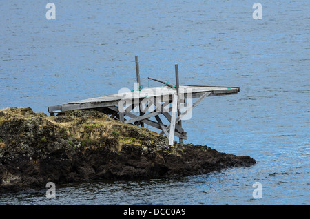 Kochen Sie, Washington.  Wenig weiß Lachs National Fish Hatchery Native American Angeln Plattformen auf Drano See Stockfoto