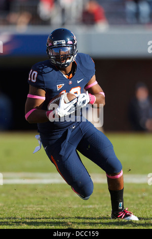 Virginia Cavaliers Runningback Clifton Richardson (10) eilt Feld gegen die North Carolina State Wolfpack während der sec Stockfoto