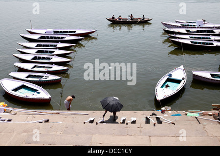 Linien der frisch gestrichenen Boote liegen an den Ufern des Ganges in Varanasi, Indien warten. Stockfoto