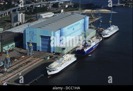 Der "Kopenhagen" (L) und "Berlin" Fähren, gebaut für Scandlines, die der Vertrag gekündigt, sind die Konkurs P + S-Werft auf der Volkswerft in Stralsund, Deutschland, 12. August 2013 angedockt. Die erste von zwei Fähren für die dänische Reederei DFDS (C) wird auch auf der Werft eingedockt. Russische Investoren haben Interesse an der bankrotten P + S Werft und ein Bodding Prozess ist bereits im Gange. Foto: Stefan Sauer Stockfoto