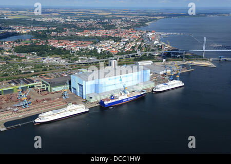 Der "Kopenhagen" (L) und "Berlin" Fähren, gebaut für Scandlines, die der Vertrag gekündigt, sind die Konkurs P + S-Werft auf der Volkswerft in Stralsund, Deutschland, 12. August 2013 angedockt. Die erste von zwei Fähren für die dänische Reederei DFDS (C) wird auch auf der Werft eingedockt. Russische Investoren haben Interesse an der bankrotten P + S Werft und ein Bodding Prozess ist bereits im Gange. Foto: Stefan Sauer Stockfoto