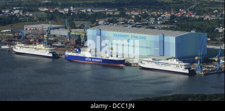 Die ehemalige Scandlines Fähren "Kopenhagen" (L) und "Berlin" (R) liegen am Kai Ausrüstung der insolventen P + S Werft folk Werft in Stralsund, Deutschland, 12. August 2013. Die erste von zwei Fähren für die dänische Reederei DFDS (C) besteht zur gleichen Zeit vor der Shipbuilsing-Halle am Kai der Werft Ausrüstung. Russische Investoren zeigten Interesse an den insolventen Schiffbau-Unternehmen welches niemand wollte für eine lange Zeit zu kaufen. Ein Bieterverfahren ist bereits im Gange. Foto: STEFAN SAUER Stockfoto