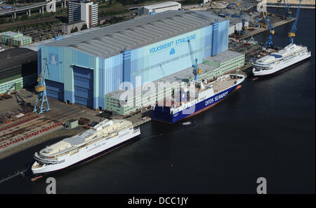 Die ehemalige Scandlines Fähren "Kopenhagen" (L) und "Berlin" (R) liegen am Kai Ausrüstung der insolventen P + S Werft folk Werft in Stralsund, Deutschland, 12. August 2013. Die erste von zwei Fähren für die dänische Reederei DFDS (C) besteht zur gleichen Zeit vor der Shipbuilsing-Halle am Kai der Werft Ausrüstung. Russische Investoren zeigten Interesse an den insolventen Schiffbau-Unternehmen welches niemand wollte für eine lange Zeit zu kaufen. Ein Bieterverfahren ist bereits im Gange. Foto: STEFAN SAUER Stockfoto