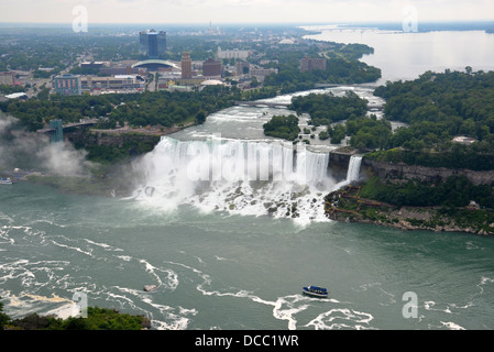 NIAGARAFÄLLE - Juli 6: Maid des Bootes Nebel nähert sich den amerikanische Teil der Niagarafälle am 6. Juli 2013. Stockfoto