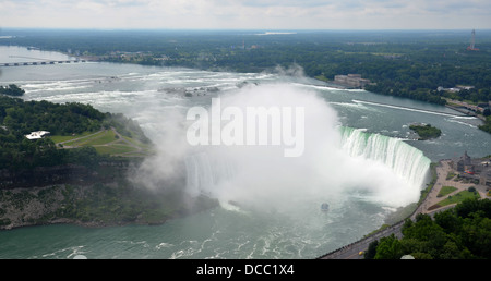 NIAGARA FALLS - Juli 6: Mädchen der Nebel Boot Ansätze Hufeisenfälle im kanadischen Teil der Niagarafälle am 6. Juli 2013 Stockfoto