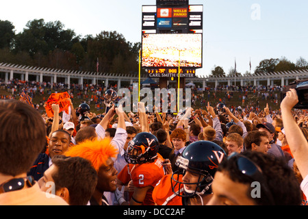 Virginia Cavaliers Spieler und Fans hetzen das Feld in der Feier nach dem Spiel gegen Georgia Tech Yellow Jackets bei Scot Stockfoto