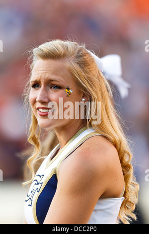 Georgia Tech Yellow Jackets Cheerleader an der Seitenlinie gegen die Virginia Cavaliers im dritten Quartal bei Scott Stad Stockfoto