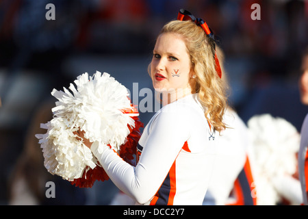 Virginia Cavaliers Cheerleader an der Seitenlinie gegen Georgia Tech Yellow Jackets im dritten Quartal bei Scott Stad Stockfoto