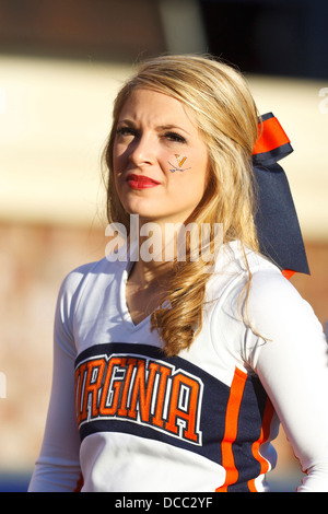 Virginia Cavaliers Cheerleader an der Seitenlinie gegen Georgia Tech Yellow Jackets im dritten Quartal bei Scott Stad Stockfoto