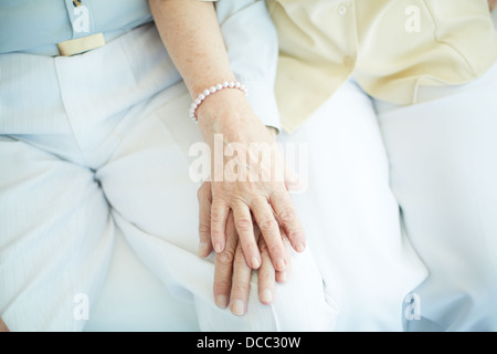 Nahaufnahme der senior weiblichen Hand auf, die von ihrem Ehemann Stockfoto