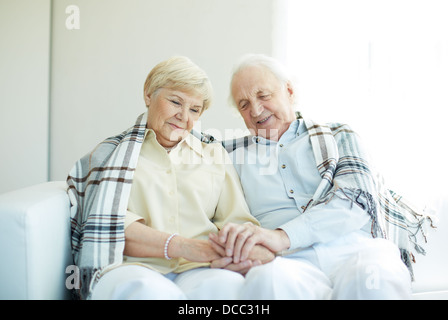 Porträt von fröhlichen senior paar sitzt zu Hause Stockfoto