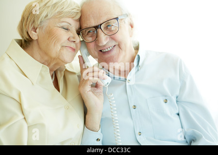 Porträt von älteren Mann mit seiner Frau in der Nähe von am Telefon sprechen Stockfoto