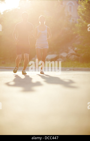 Foto des jungen Paares auf sonniger Morgen im Freien ausgeführt Stockfoto