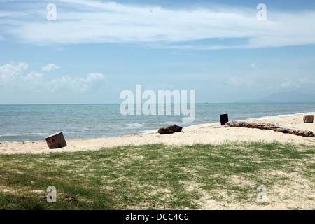 Es ist ein Foto von einem Strand in Malaysia. Wir sehen eine schöne tiefblaue Meer oder Ozean. Es gibt große Wellen mit einem sonnigen Wetter Stockfoto